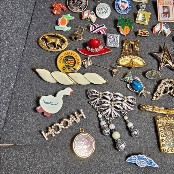 Large Lot Of 56 Pins & Brooches Various Styles Colors & Materials Some Branded - Picture 4 of 10